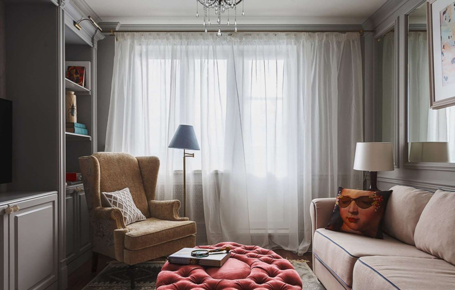 Интерьер угловой комнаты с двумя окнами