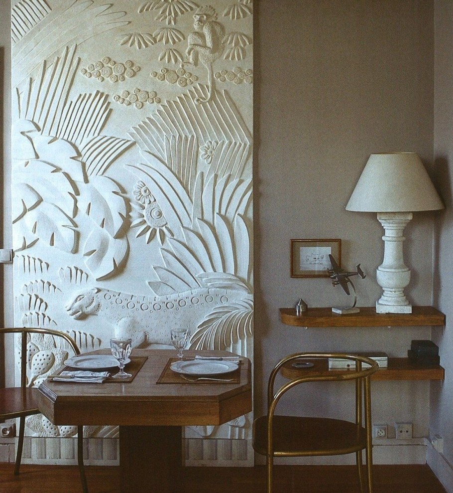 Барельеф в интерьере спальни