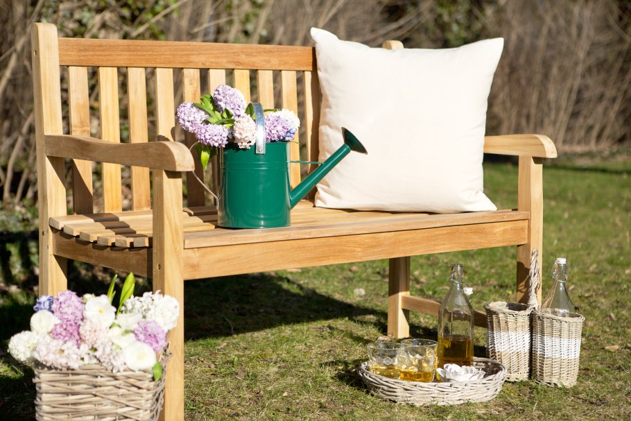 Декоративные скамейки для сада