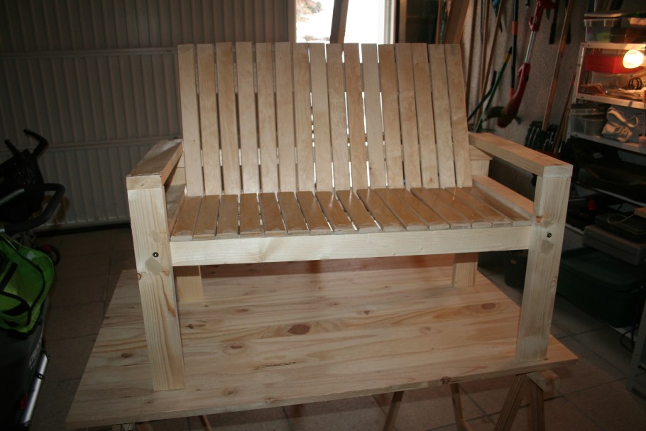Скамейка из реек со спинкой