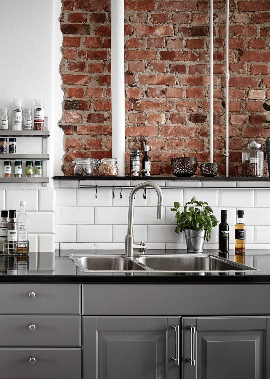 Кирпичный фартук на кухне