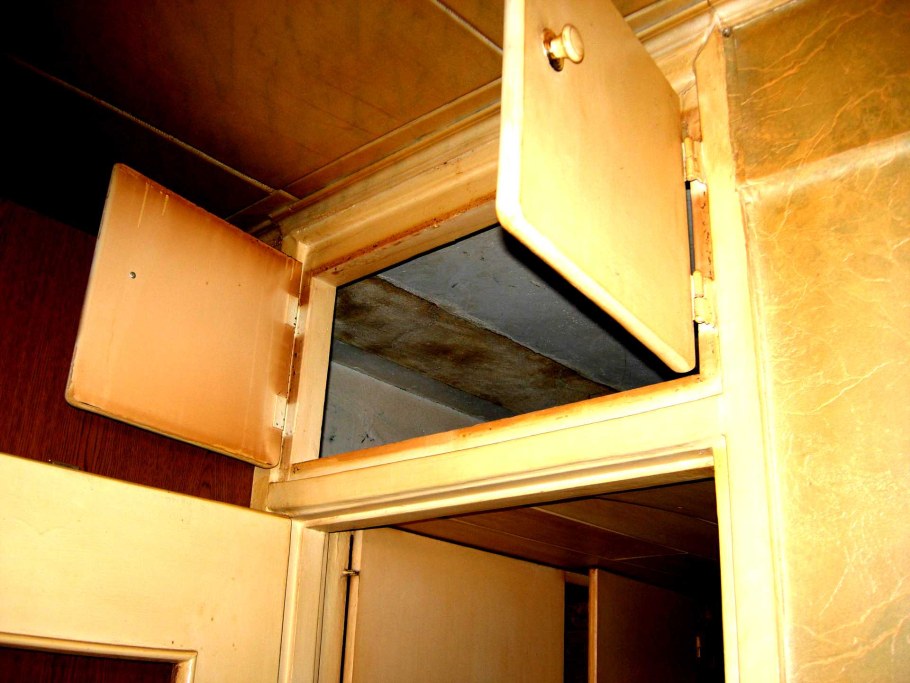 Прихожая с антресолью