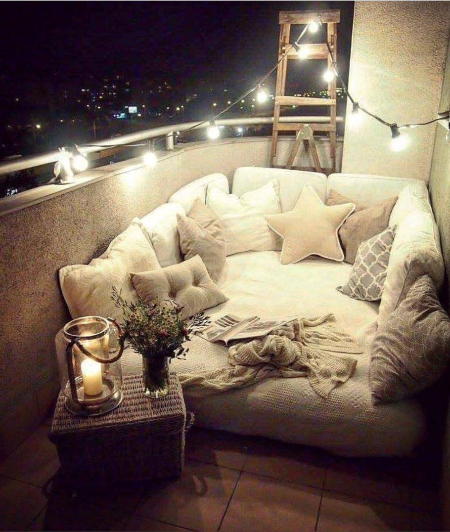 Уютная кровать с подушками