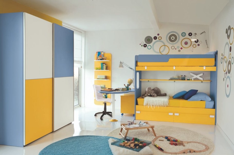 Узкая детская комната для двоих