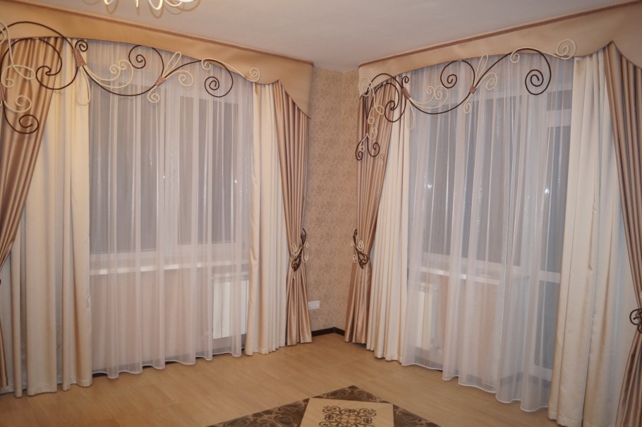 Жесткий ламбрекен современный