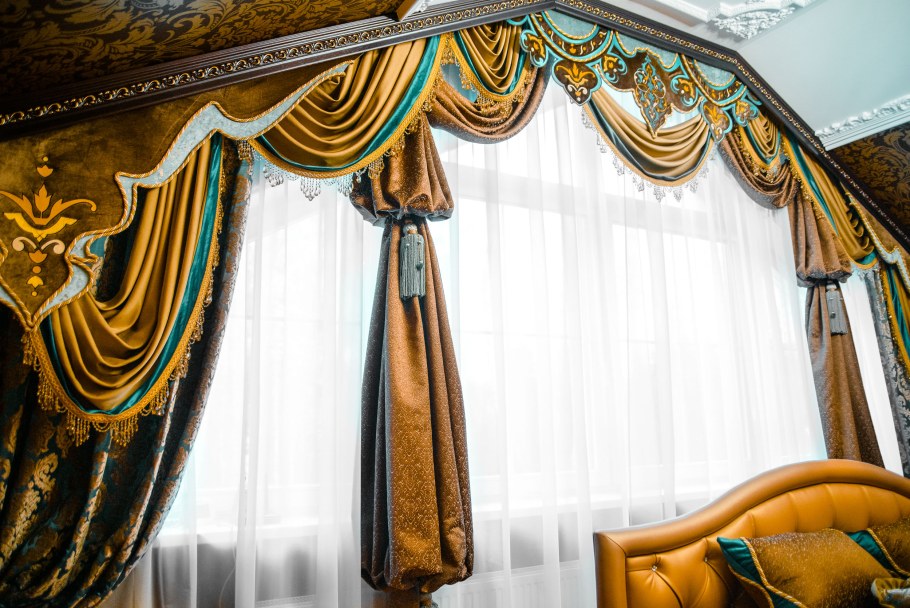 Ламбрекен на окно в спальню