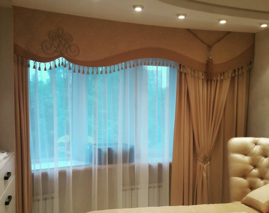 Шторы с жестким ламбрекеном в спальню