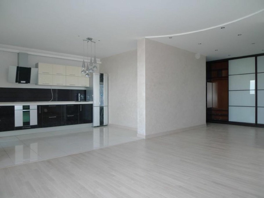 Серые стены белый плинтус