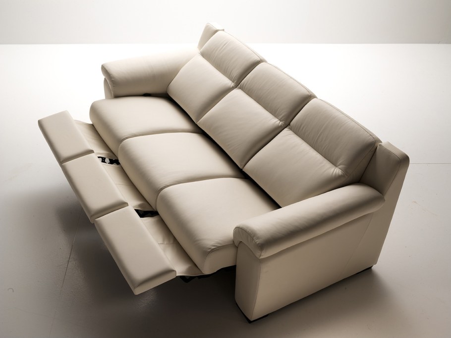 Кресло с выдвижной подставкой для ног