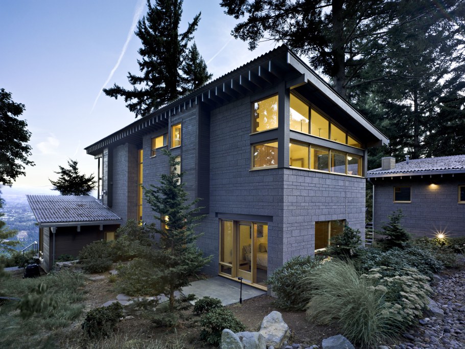 Современный дом из газобетона с односкатной крышей