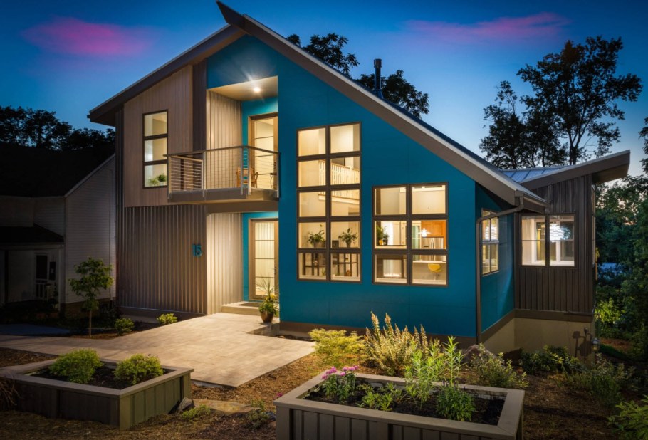 Дом с односкатной крышей и гаражом