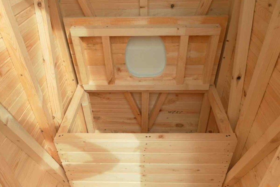 Необычный дачный туалет