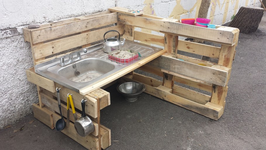 Уличная мойка из паллет