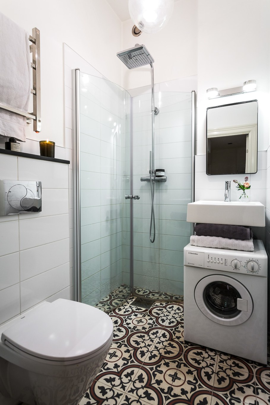 Небольшая ванная с душевой кабиной стиралкой и раковиной