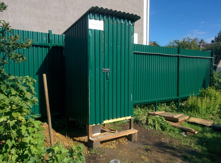 Дачный туалет из профильной трубы