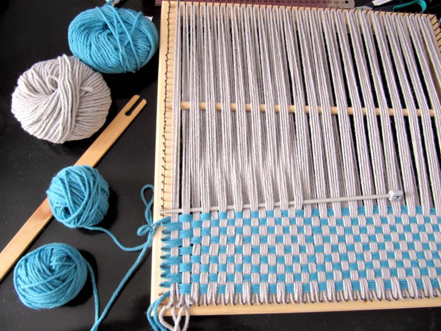 Плетеный коврик из пряжи