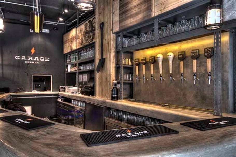 Интерьер пивного бара