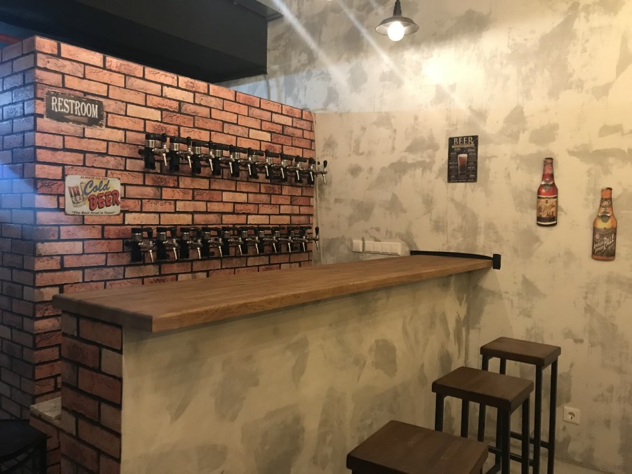 Интерьер пивного бара