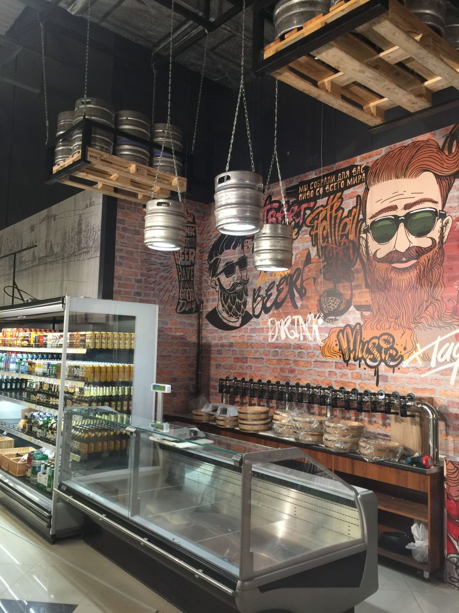 Декор стен пивного магазина