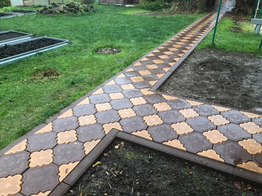 Отмостка и садовые дорожки