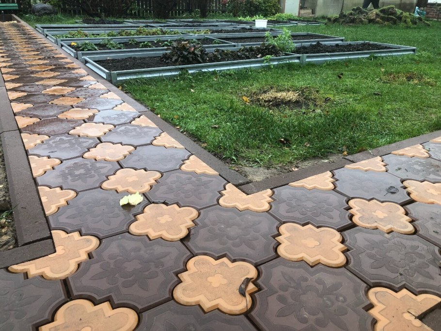 Мощение дорожек брусчаткой