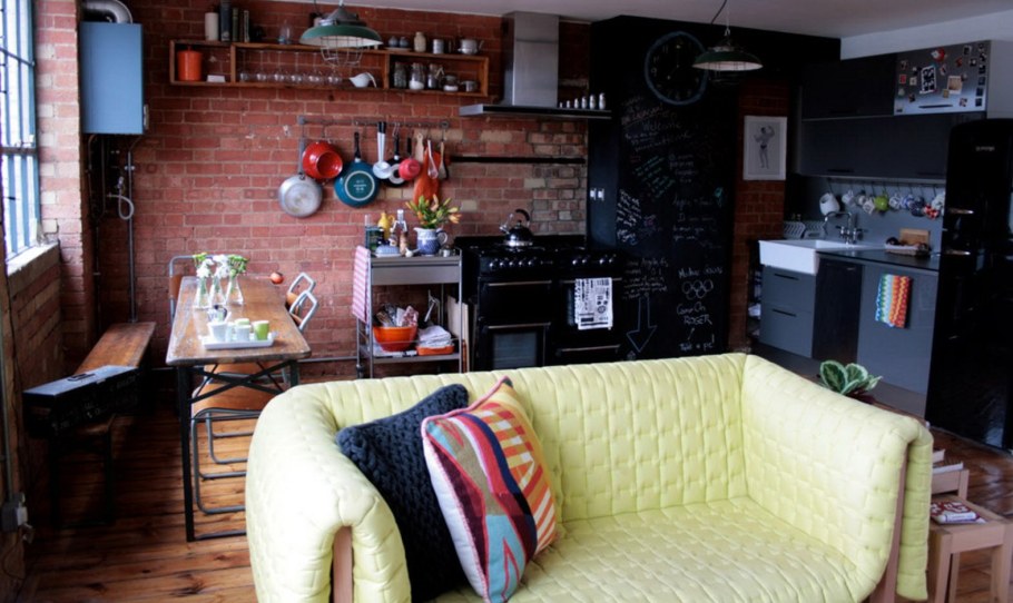 Маленькая кухня в стиле лофт с диваном