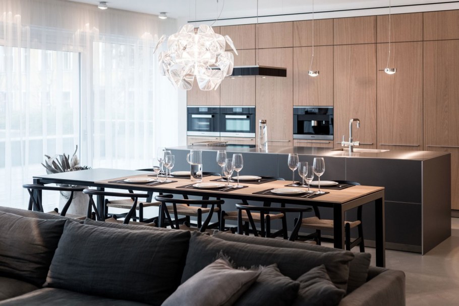 Обеденный стол за дивано