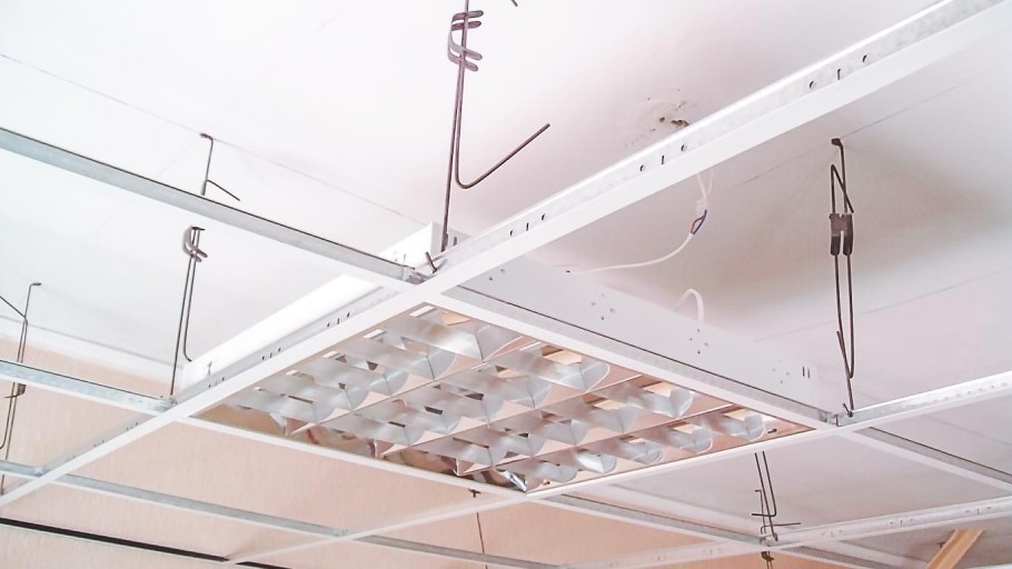 Монтаж навесных потолков