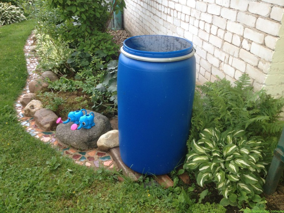 Бочки для сада пластиковые