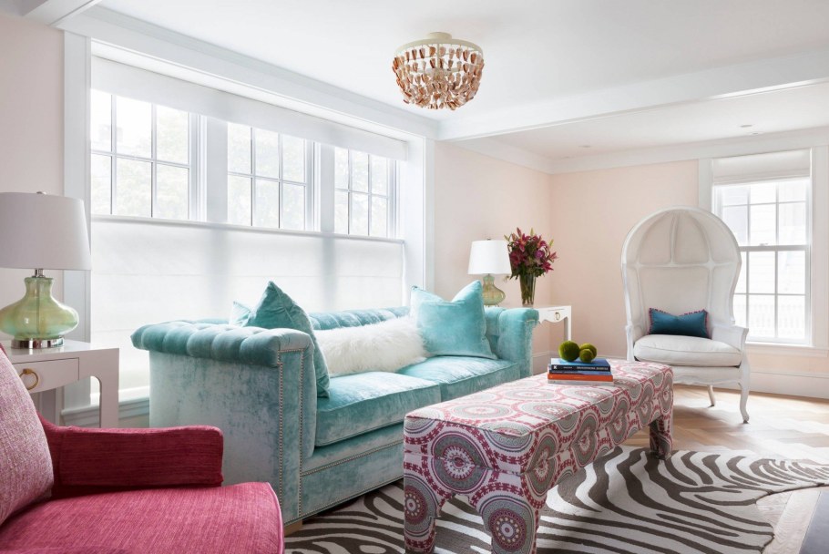 Мятный диван в интерьере