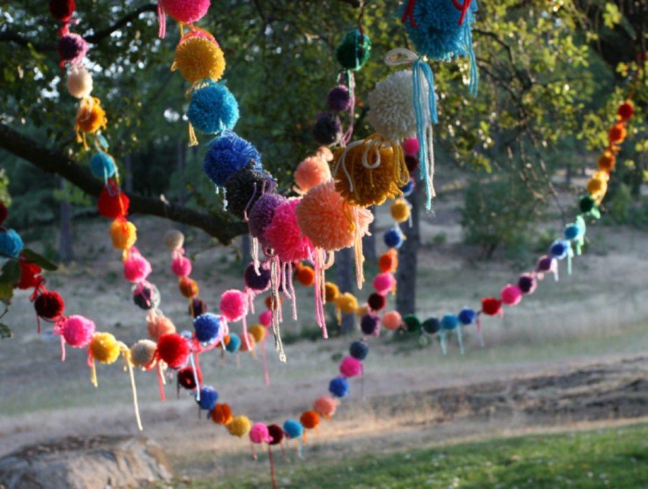 Новогодняя гирлянда из помпонов