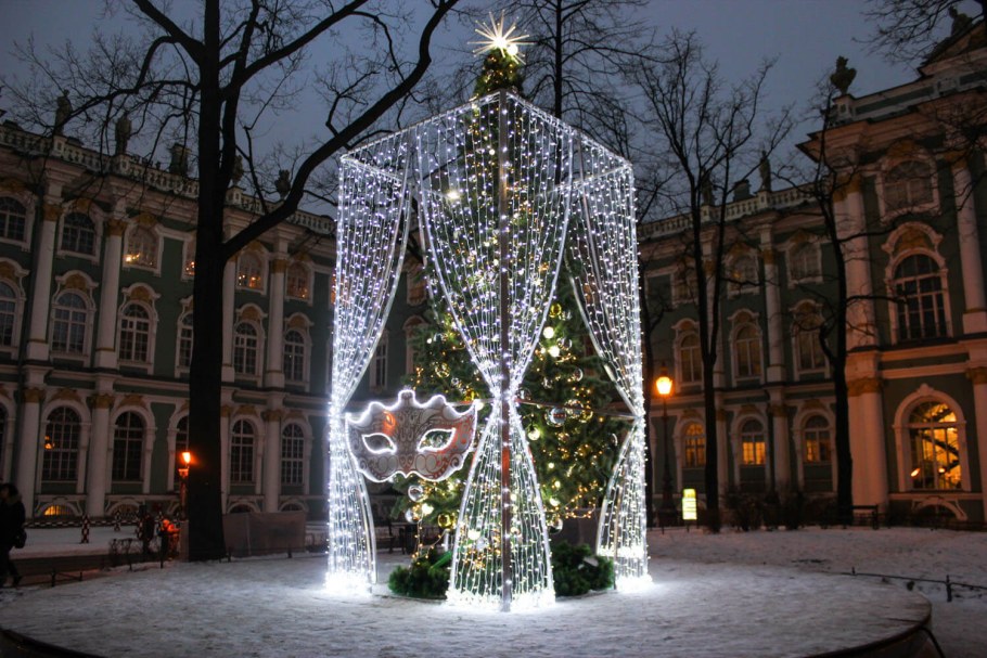 Новогодние уличные украшения