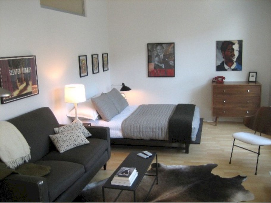 Кровать и кресло в одной комнате