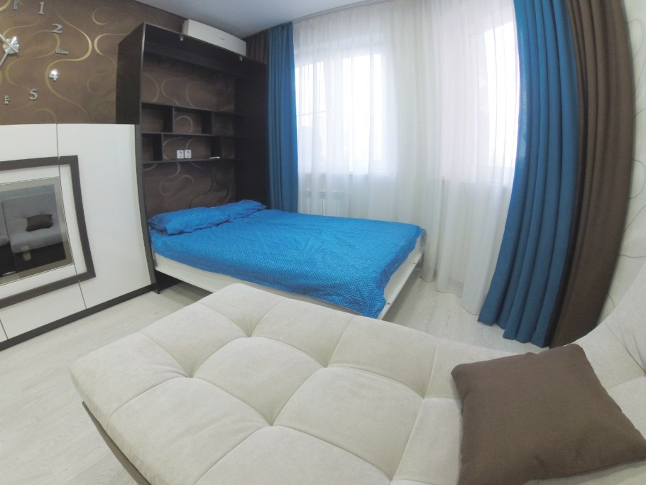 Кровать двуспальная и диван в одной комнате