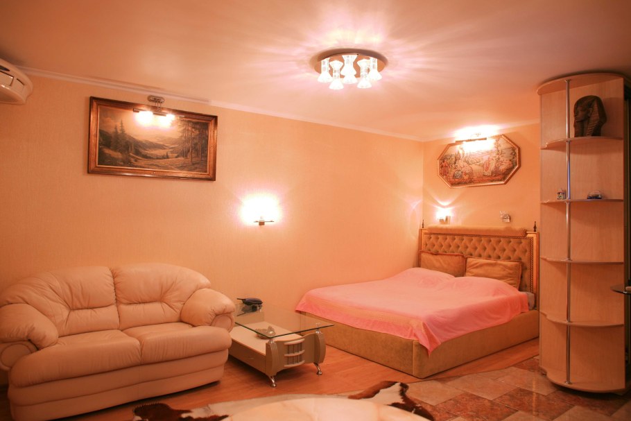 Двуспальная кровать в однокомнатной квартире