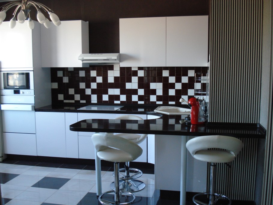 Оклейка фасадов кухни пленкой