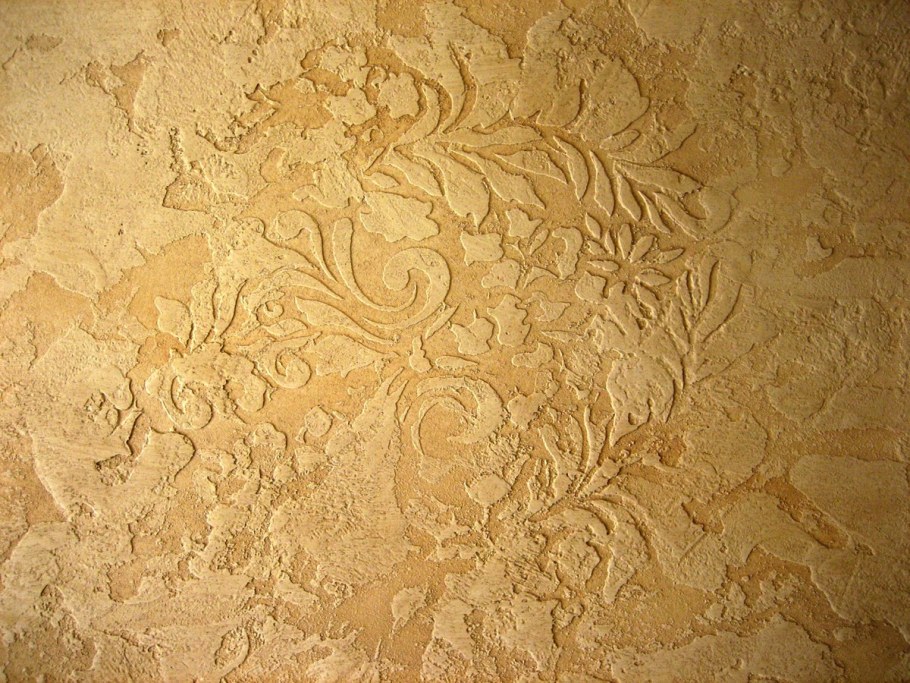 Нанесение декоративной штукатурки