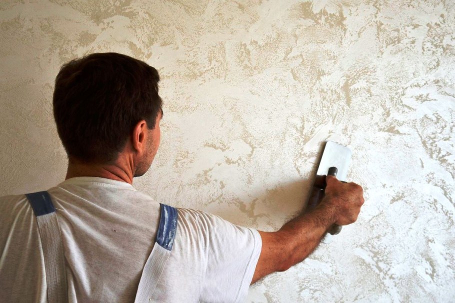 Декоративная штукатурка в прихожей