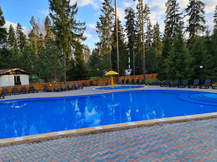 Кантри Резорт Вербилки бассейн на улице