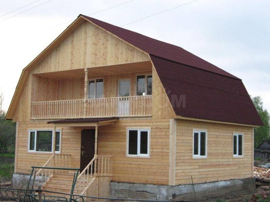 Полутораэтажный дом с ломаной крышей