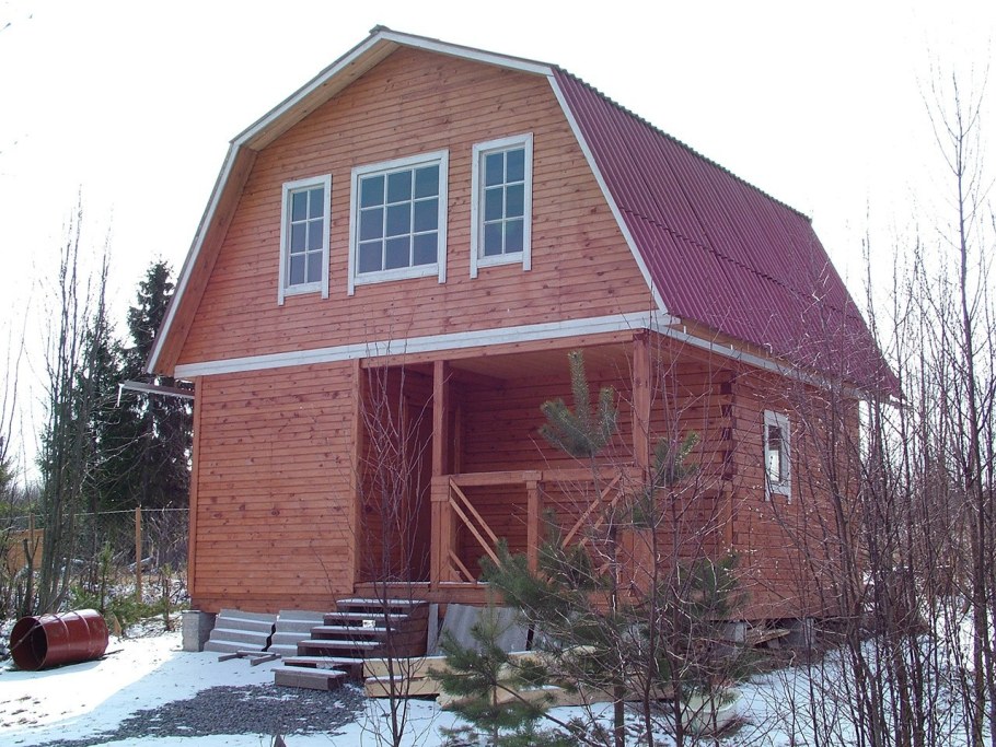 Полутораэтажный дом с ломаной крышей