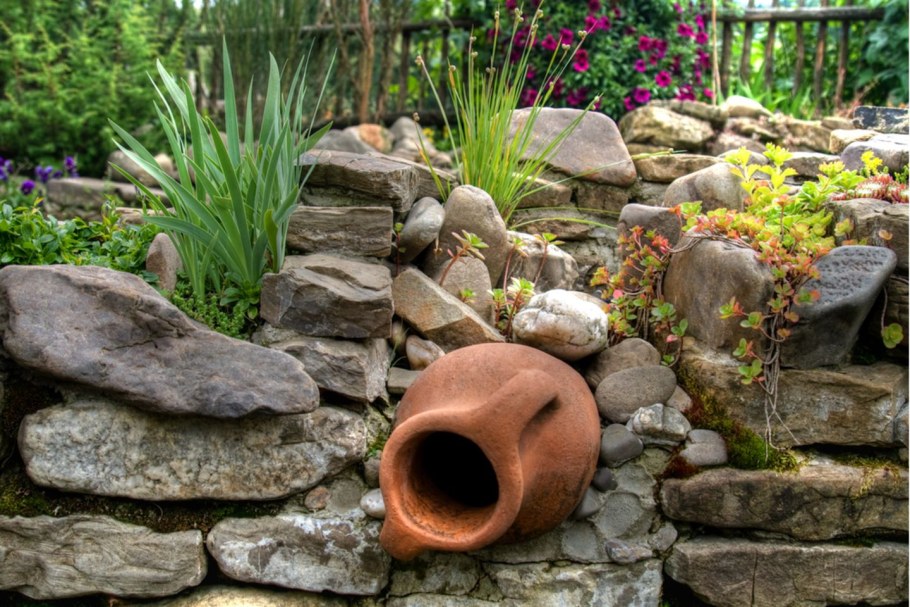 Альпийская горка с кувшином