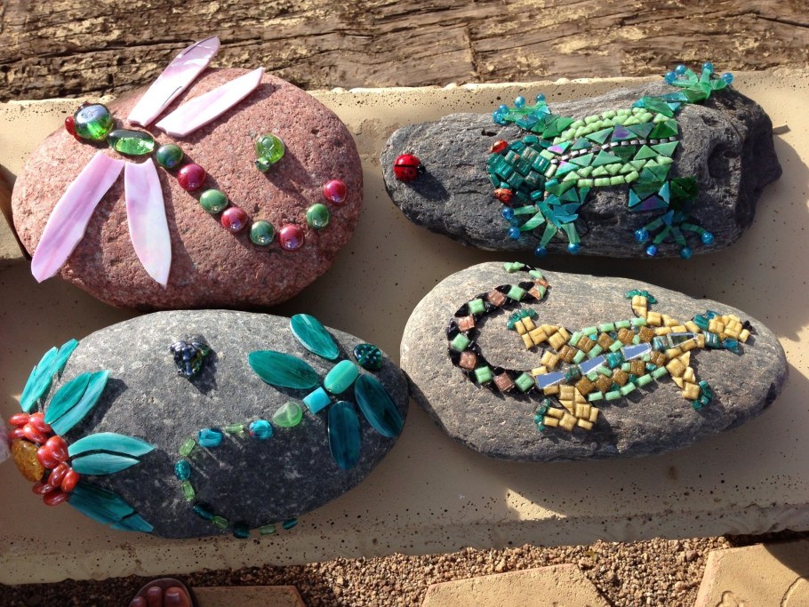 Декор из камней для сада