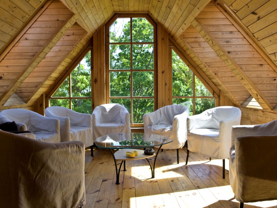 Деревянный дом с мансардной крышей