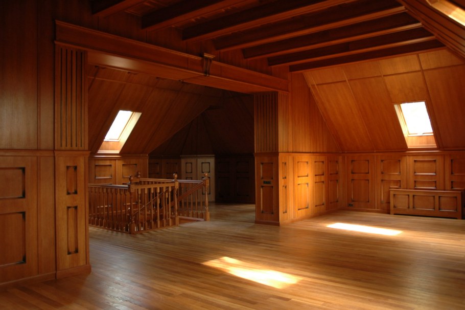 Стеновые панели на мансарде