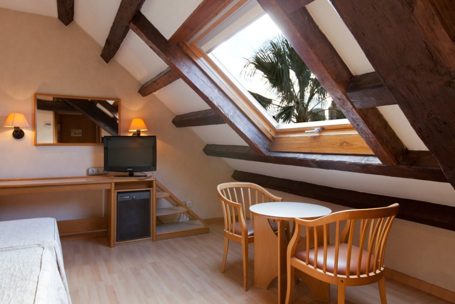 Мансарда с балками на потолке