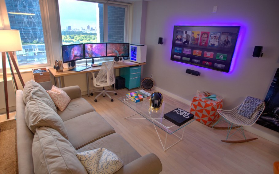 Компьютерный стол рядом с диваном