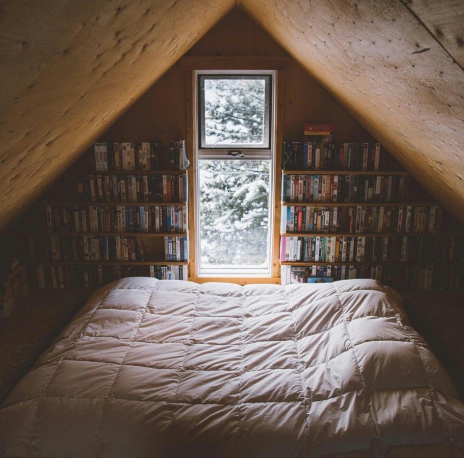 Уютная комната на чердаке