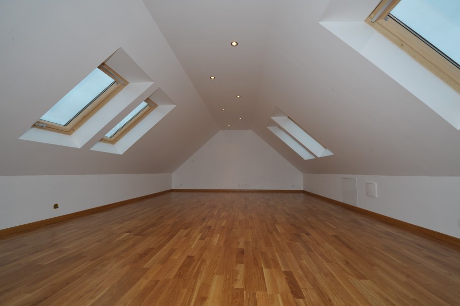 Плинтус на мансардном потолке