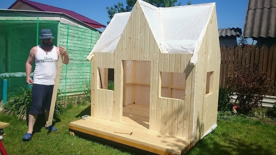 Деревянный домик с песочницей